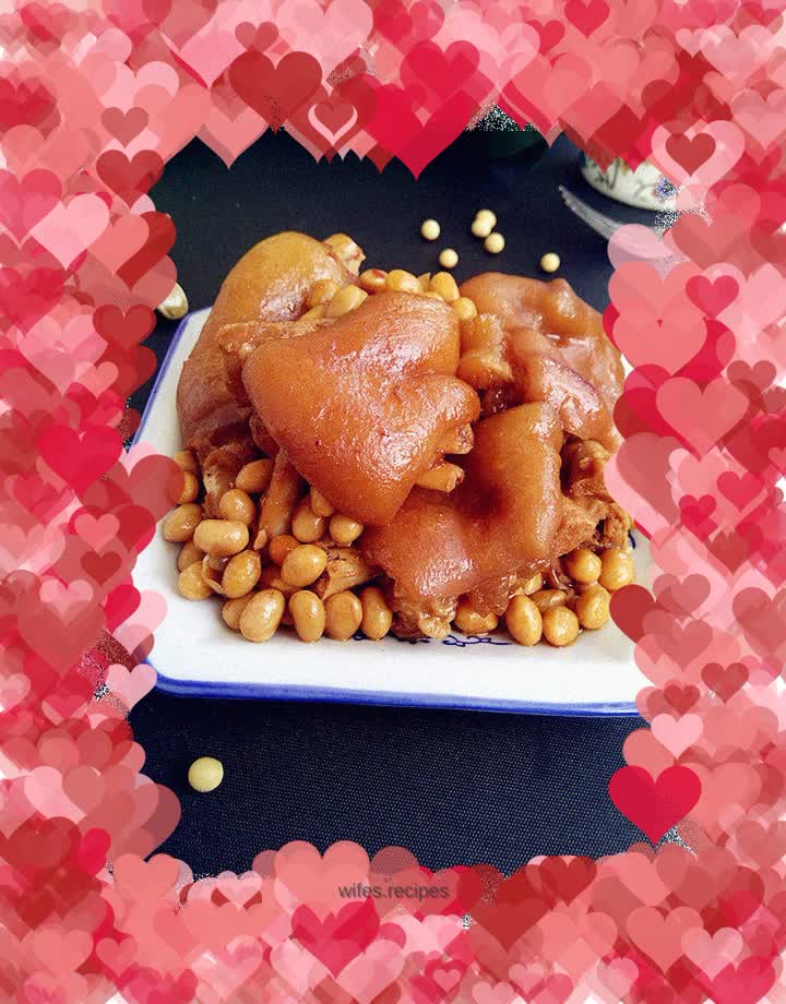 Pork trotters stewed with soybeans