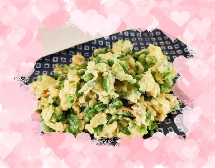 Fried eggs with green pepper