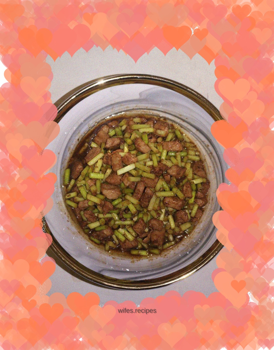 Stir-fried pork with garlic