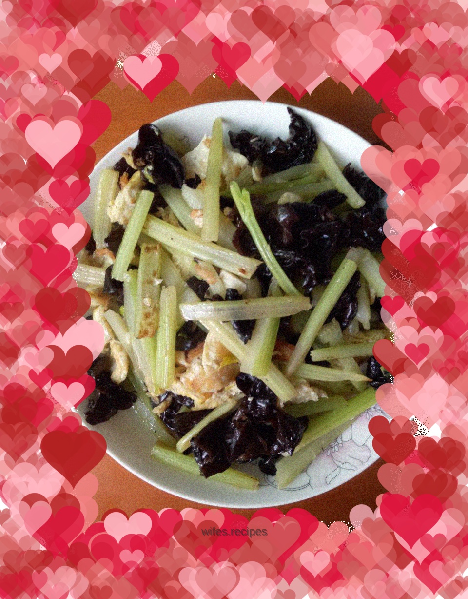 Scrambled eggs with celery and fungus