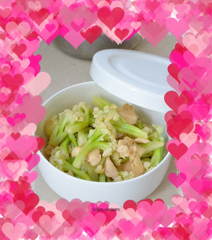 Stir-fried cauliflower with chicken slices—you can still eat it if you want to lose weight