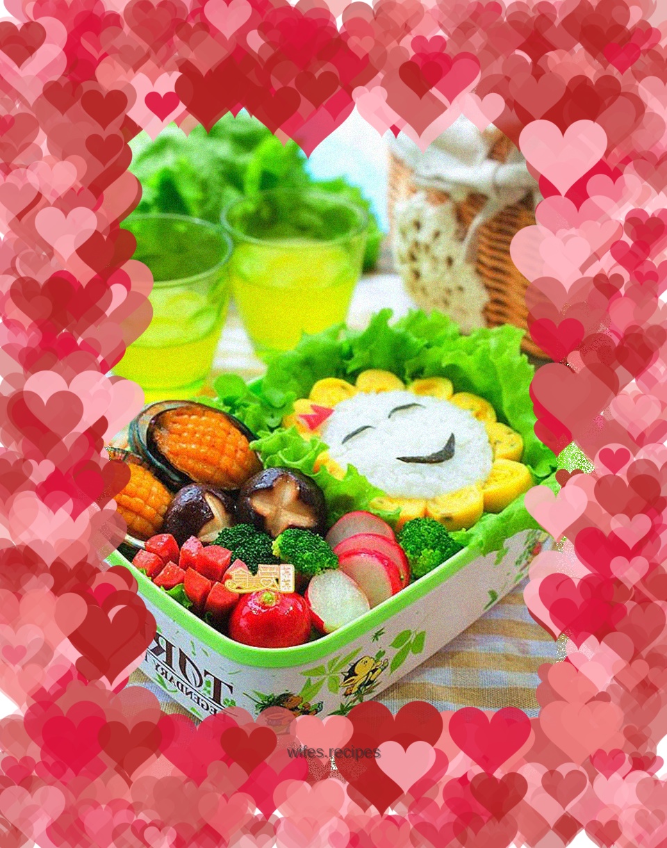 Children love the spring-filled deluxe smiling face lunch box