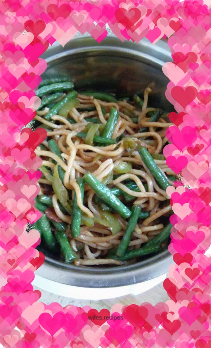 Braised noodles with green pepper and green beans