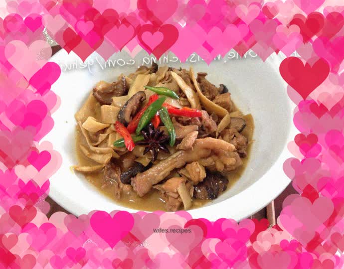 【Mushroom and Chicken Reduced Bamboo Shoots in Claypot】---Fragrant and fragrant meal
