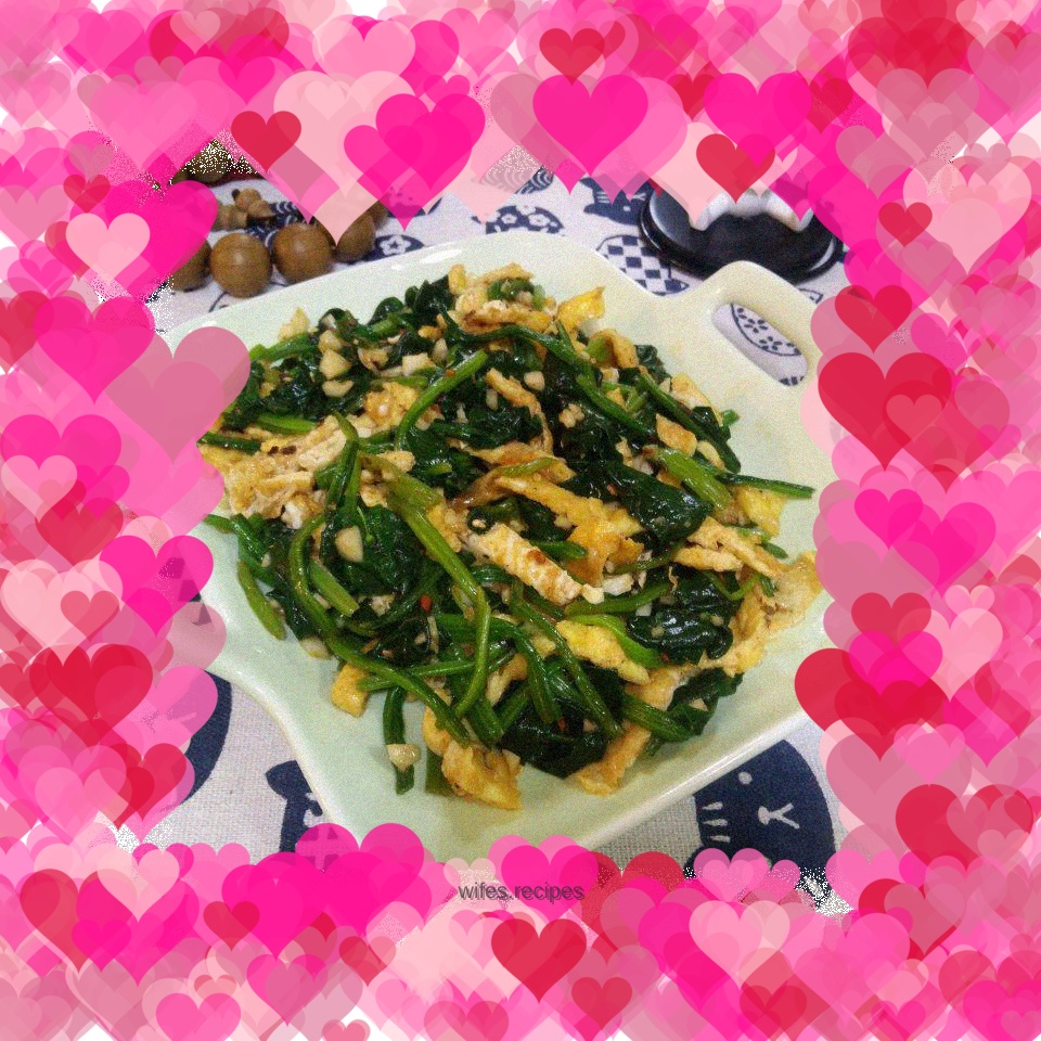 Spinach salad with shredded eggs