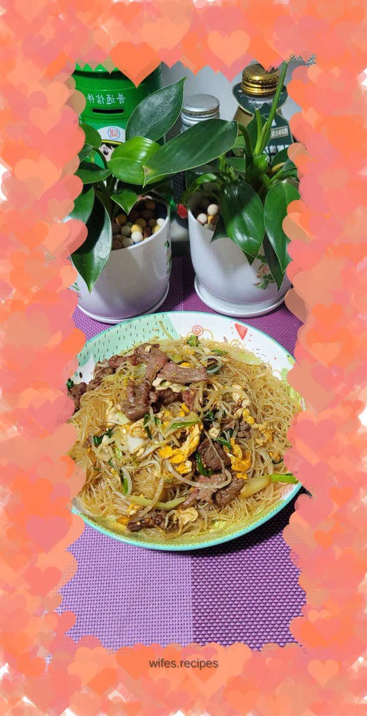 Fried rice noodles with sliced meat and eggs