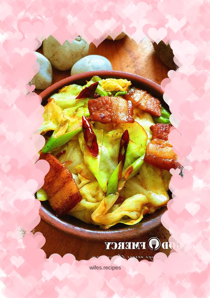 Spicy shredded pork belly and cabbage on the slimming and beauty table in early summer to relieve greasiness and appetizer