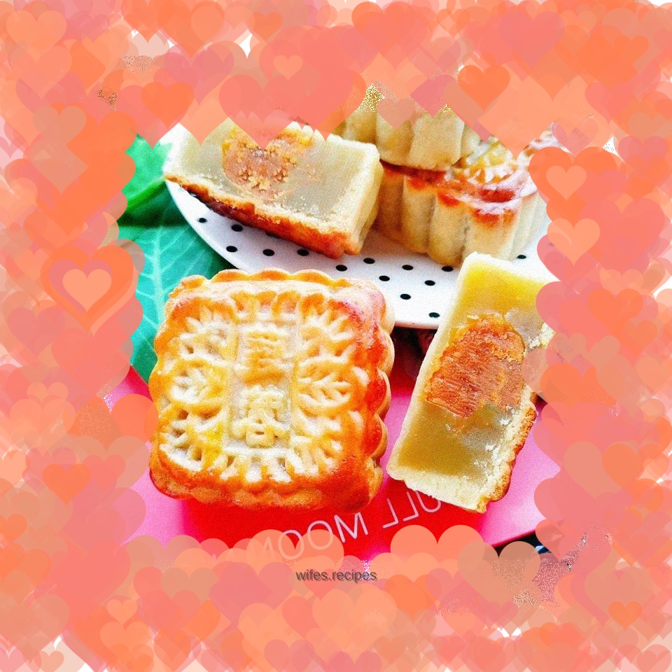 Lotus Paste and Egg Yolk Mooncake