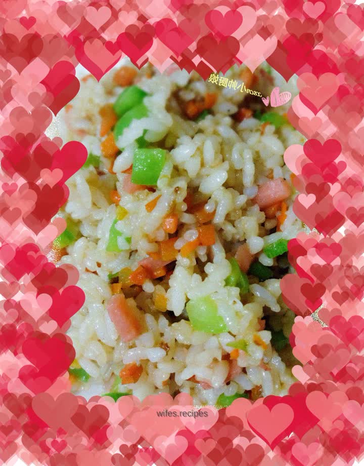 Fruit and vegetable soy sauce fried rice "Fried rice with diced green pepper, carrot and sausage"
