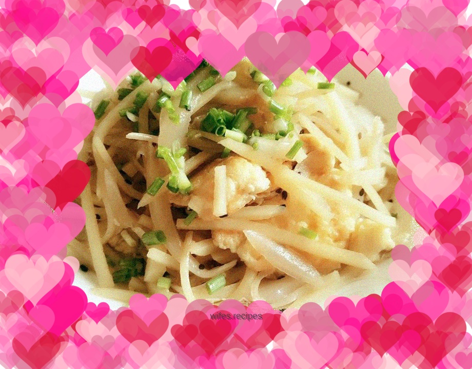 Scrambled eggs with shredded potatoes and onions