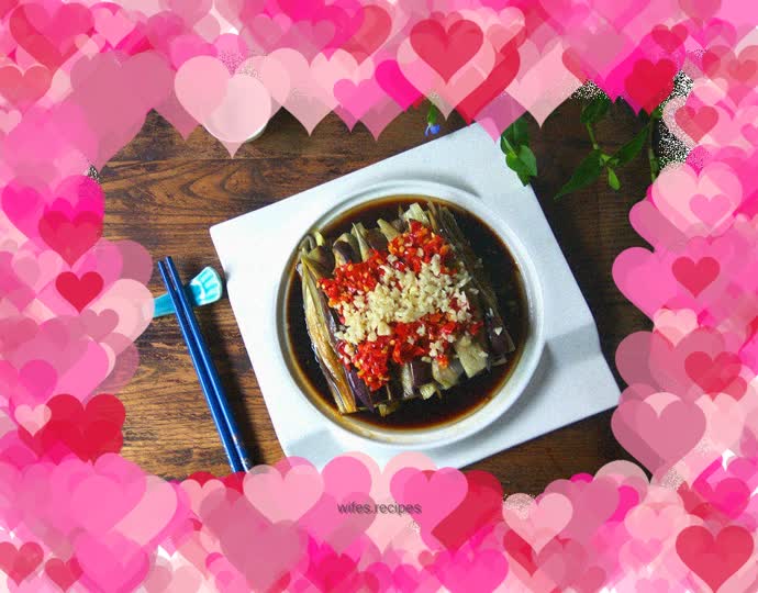 Steamed eggplant with chopped pepper