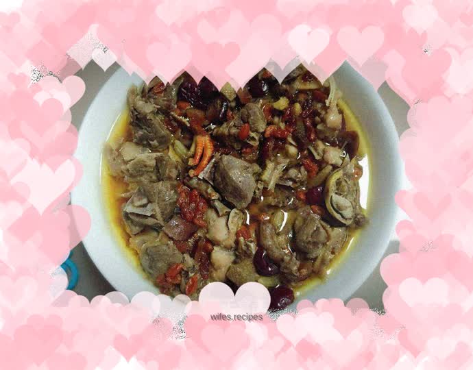 Nutritional steamed pigeon with red dates and wolfberry