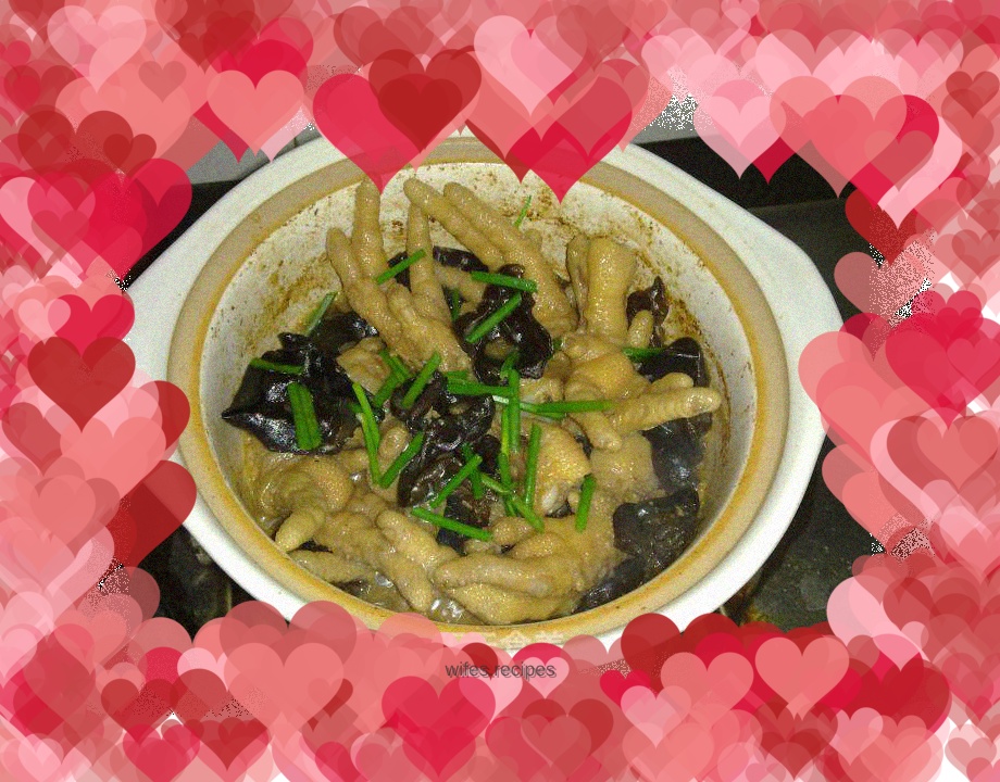 Sand tea, fungus and chicken feet in pot