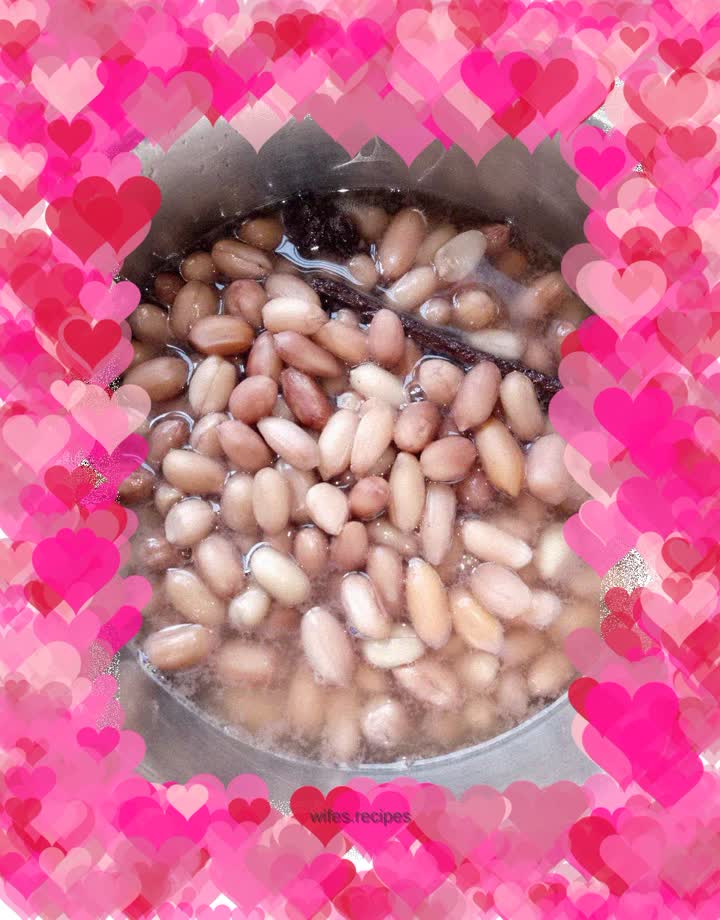 Boiled peanuts in salted water