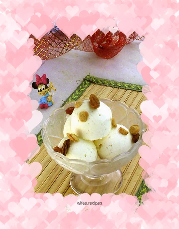 Rich yogurt and vanilla ice cream