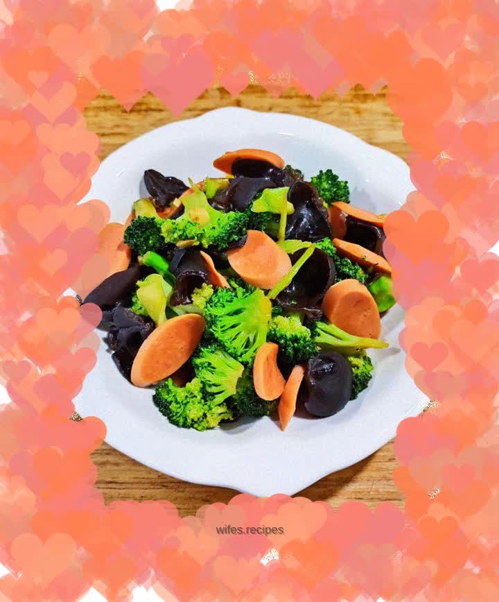 Stir-fried broccoli with fungus, ham and sausage