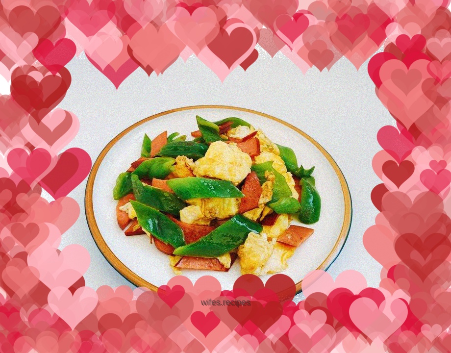 Scrambled eggs with red sausage and green pepper