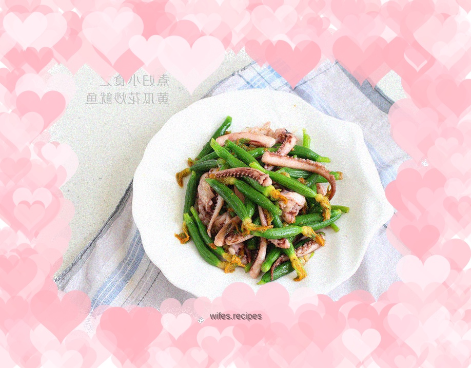 Fried squid with cucumber flowers