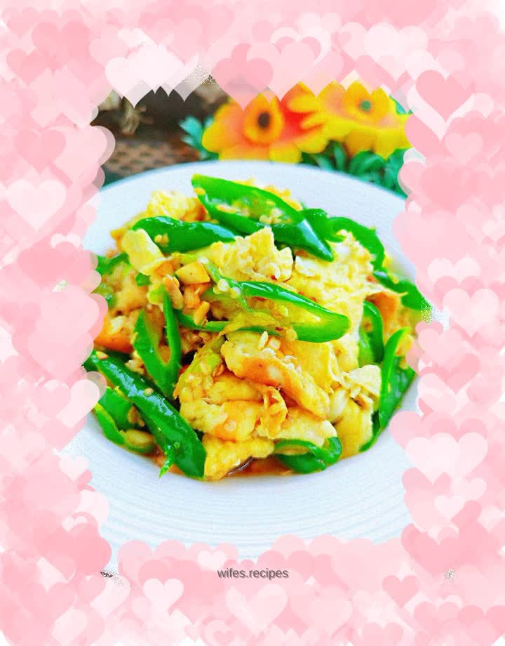 Fried eggs with green pepper