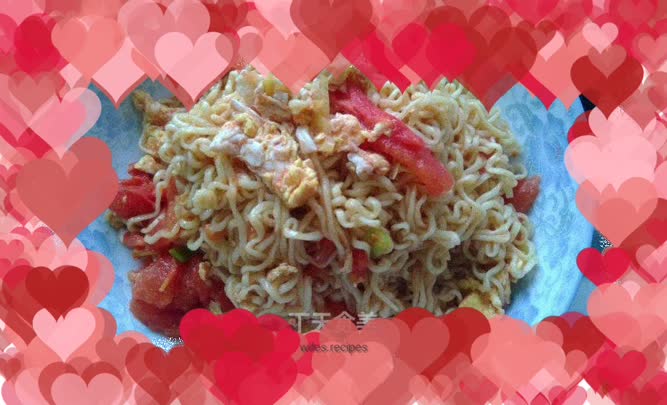 Eat healthy junk food - fried instant noodles with tomatoes and eggs