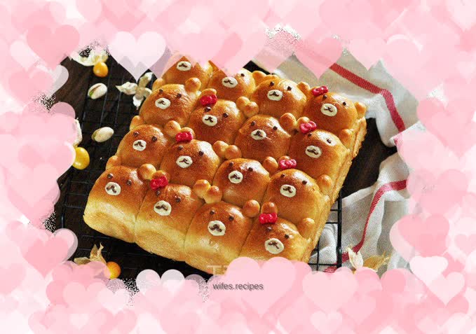 The little bear squeezes the bread