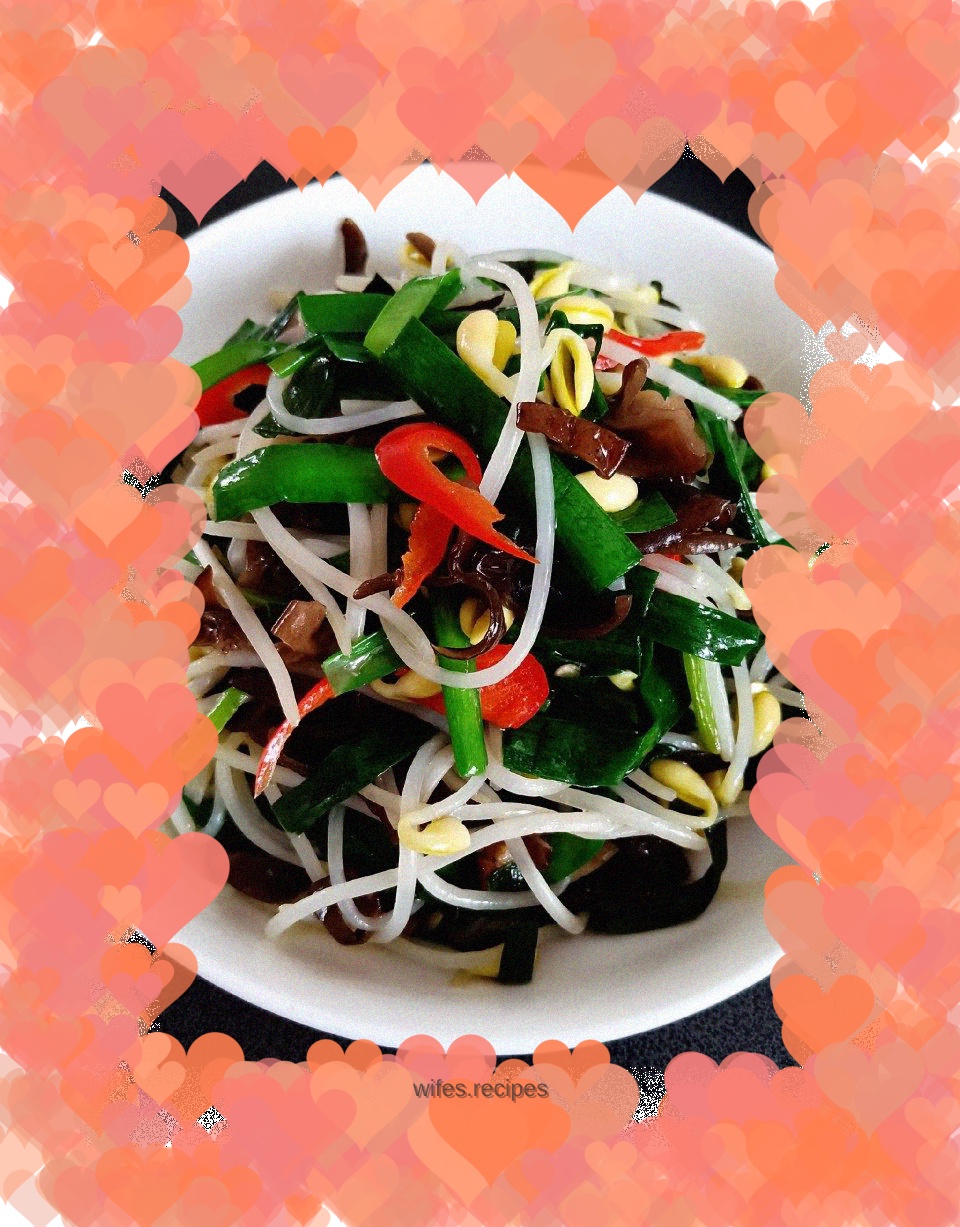 Stir-fried fungus with leeks, bean sprouts