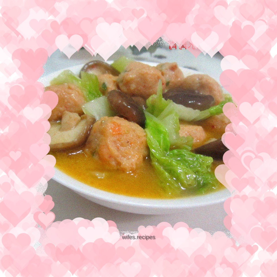 Meatballs, cabbage and mushroom soup