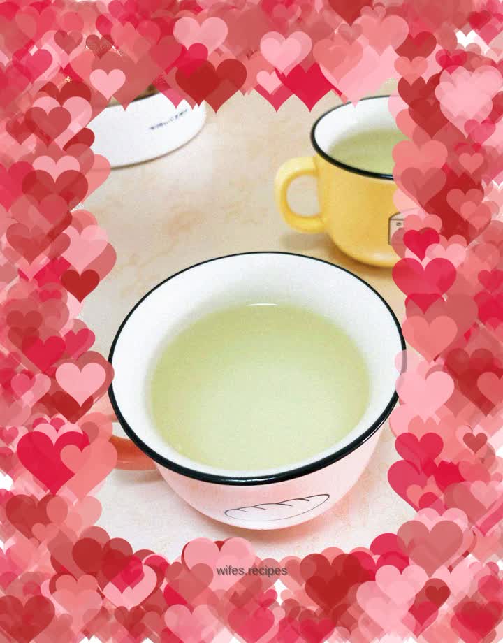 Clear and moist sugar cane and water chestnut soup