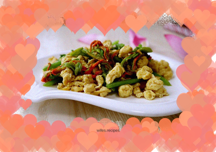 Scrambled eggs with pumpkin flowers