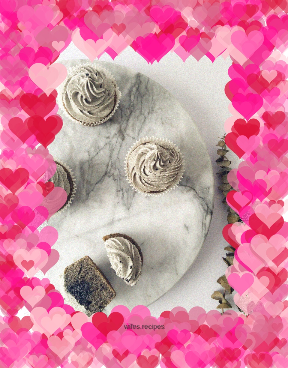 Triple flavored black sesame cupcakes