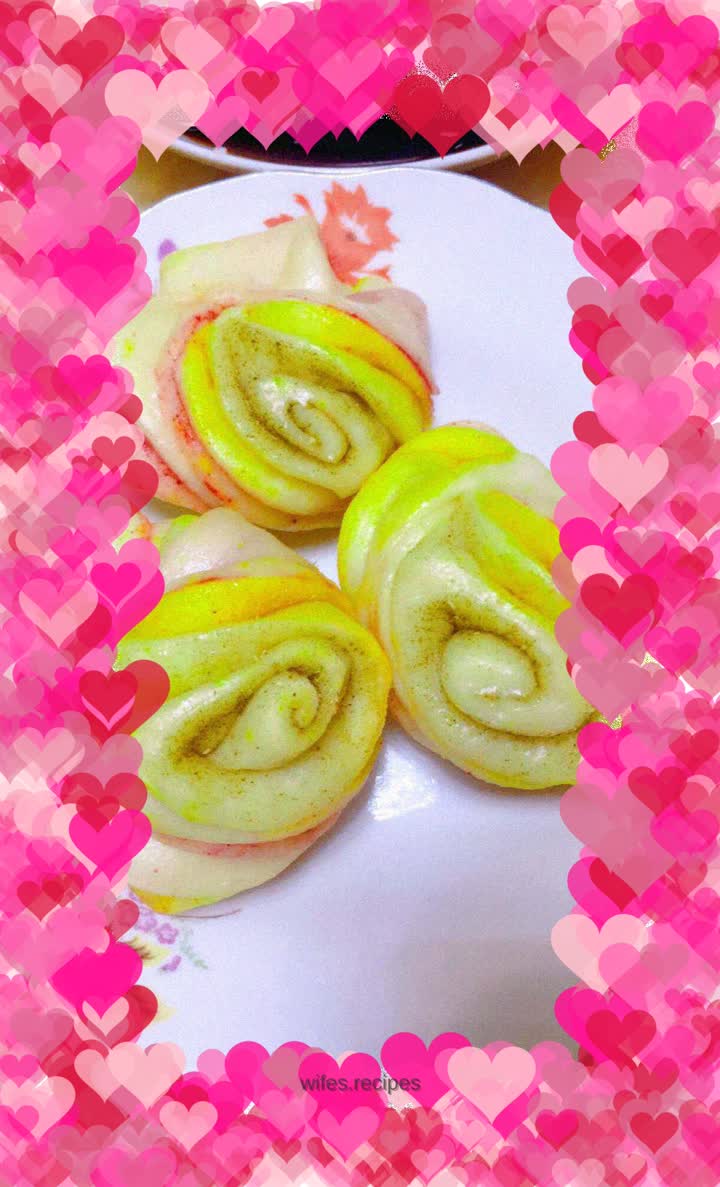 Three-color flower roll