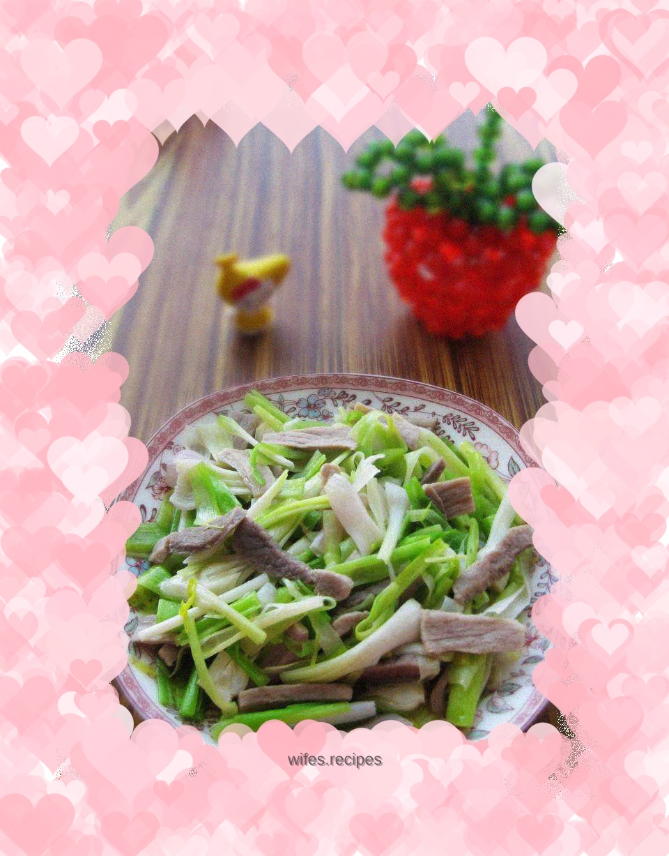 Fried pork with green garlic