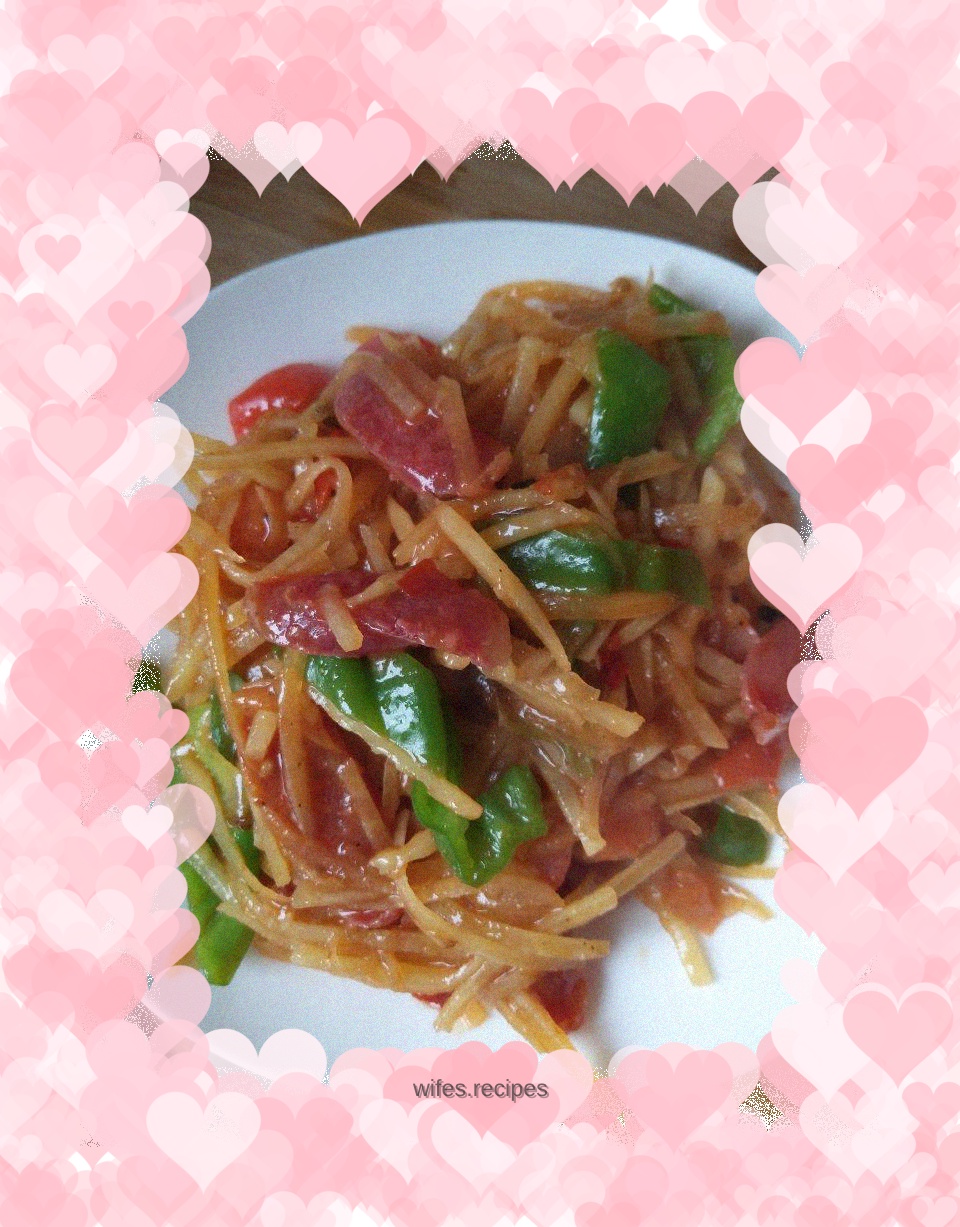 Shredded potatoes fall in love with sausage