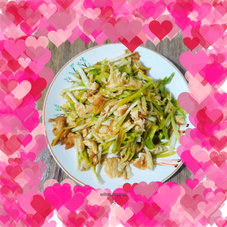 Fried eggs with chives