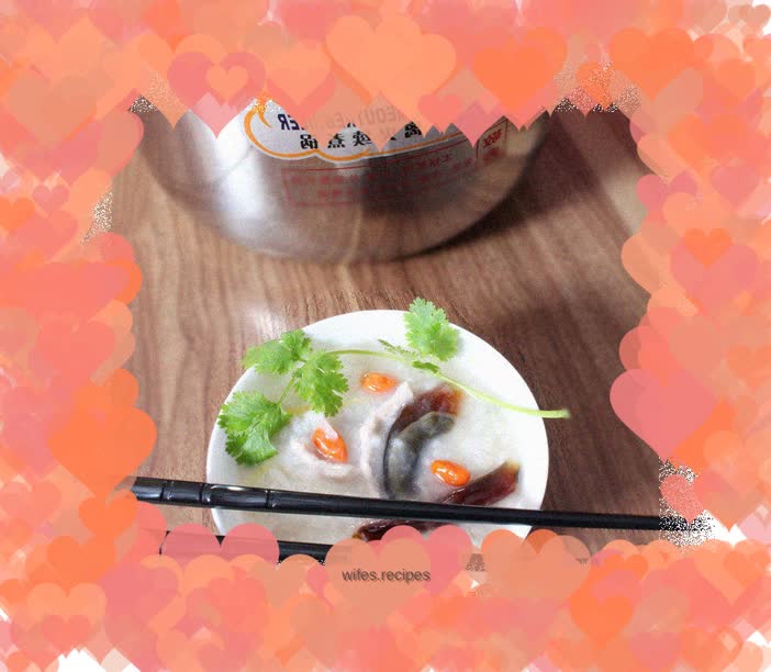 Use the pot to continue cooking the preserved egg and lean meat porridge