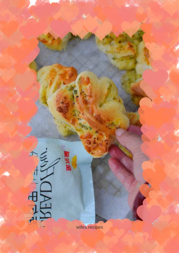 Black pepper and green onion cheese bread