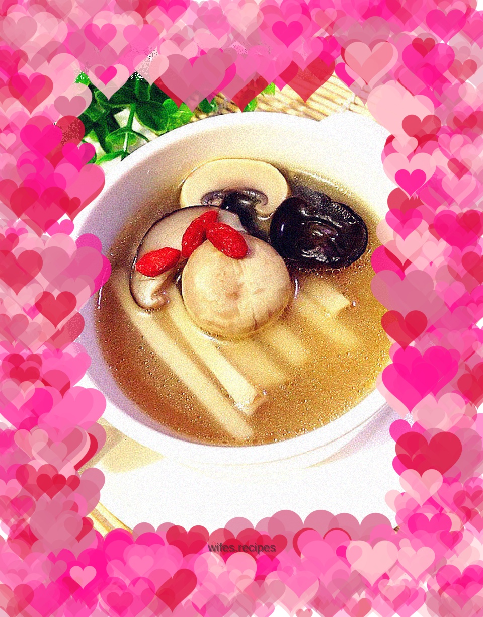 Fresh mushroom bone soup