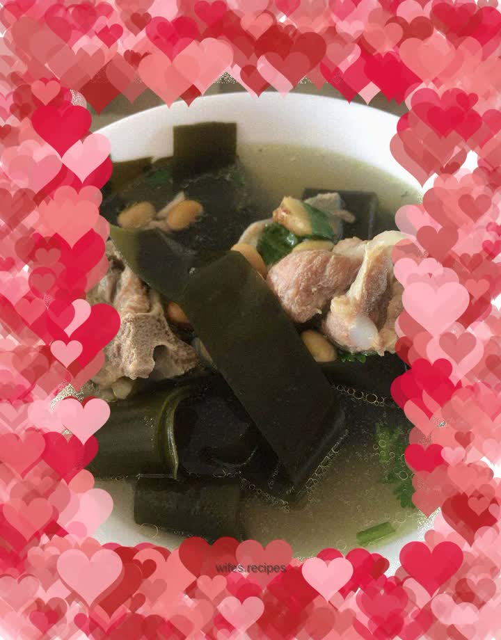 Soybean and seaweed pork ribs soup