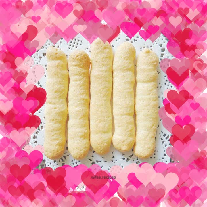 Finger biscuits are healthy complementary foods for babies and train their chewing ability