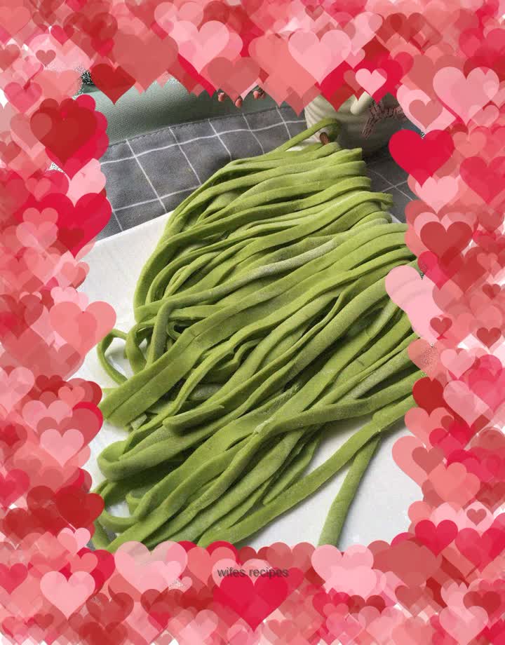 Spinach hand-made noodles
