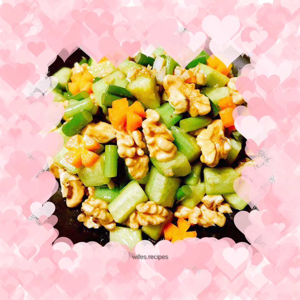 Cucumber mixed with walnuts and garlic