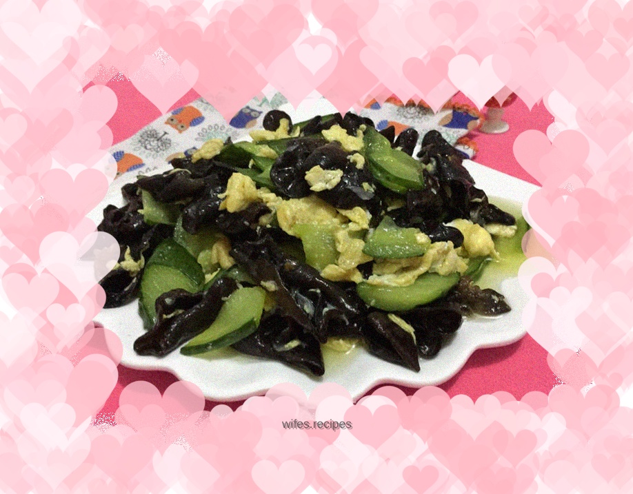 Scrambled eggs with cucumber and fungus