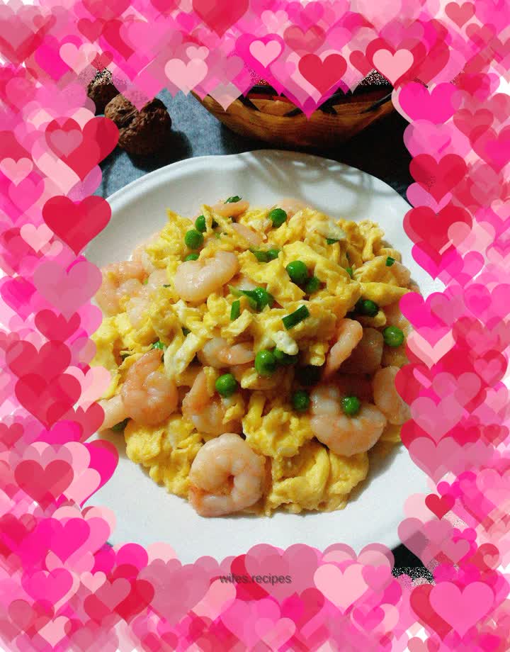 Scrambled eggs with shrimps