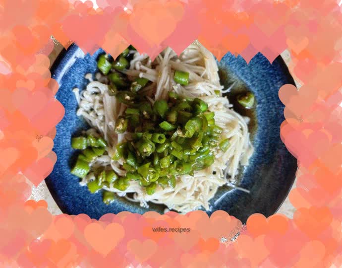 Crushed green pepper mixed with enoki mushrooms