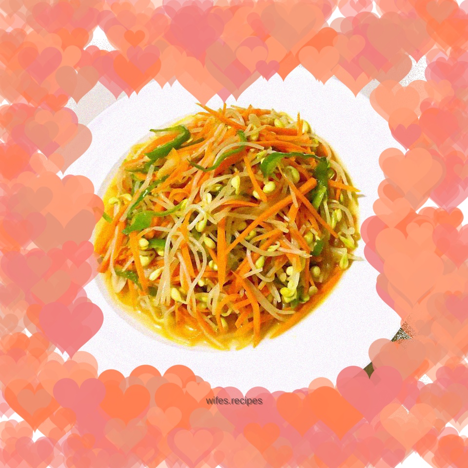 Stir-fried soybean sprouts with shredded carrots