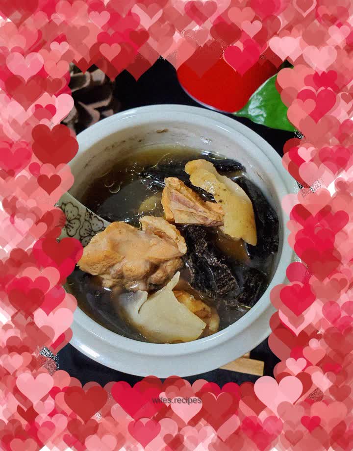 Old hen stewed with Gastrodia ganoderma and Ganoderma lucidum soup
