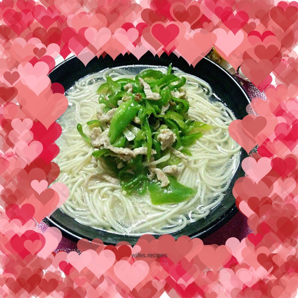 Shredded pork noodles with green pepper
