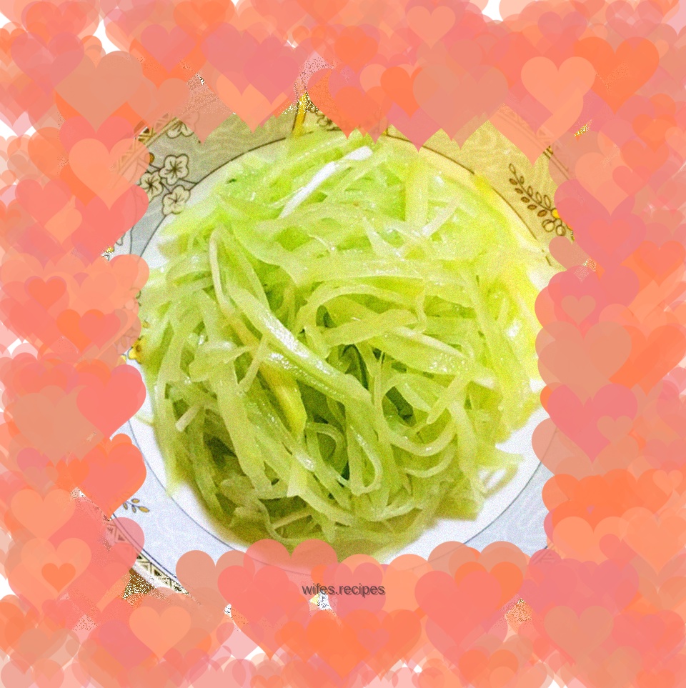 Shredded lettuce with sesame oil