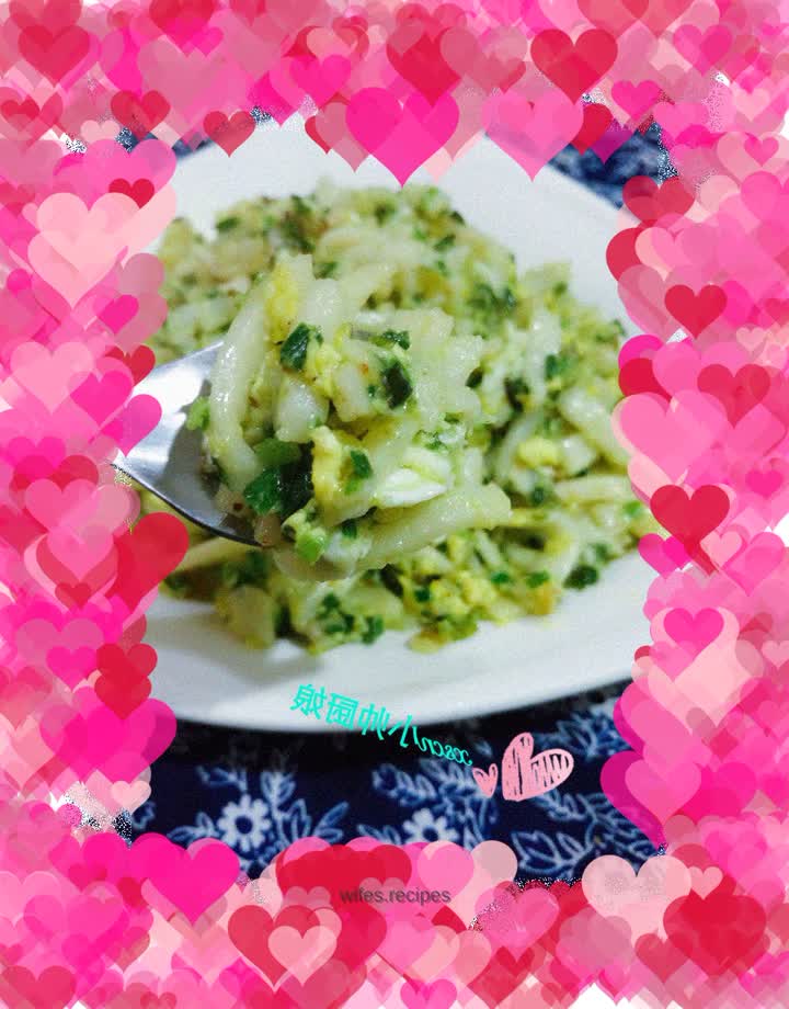 Fried noodles with chives, minced meat and eggs