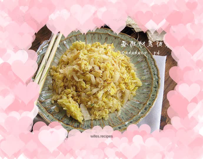 Fried eggs with cabbage and shrimp skin